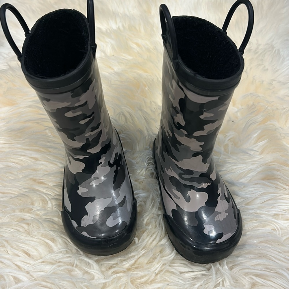2/$28 Rubber Rainboots with Lining & Handles Camo Black/Gray Sharks size 8